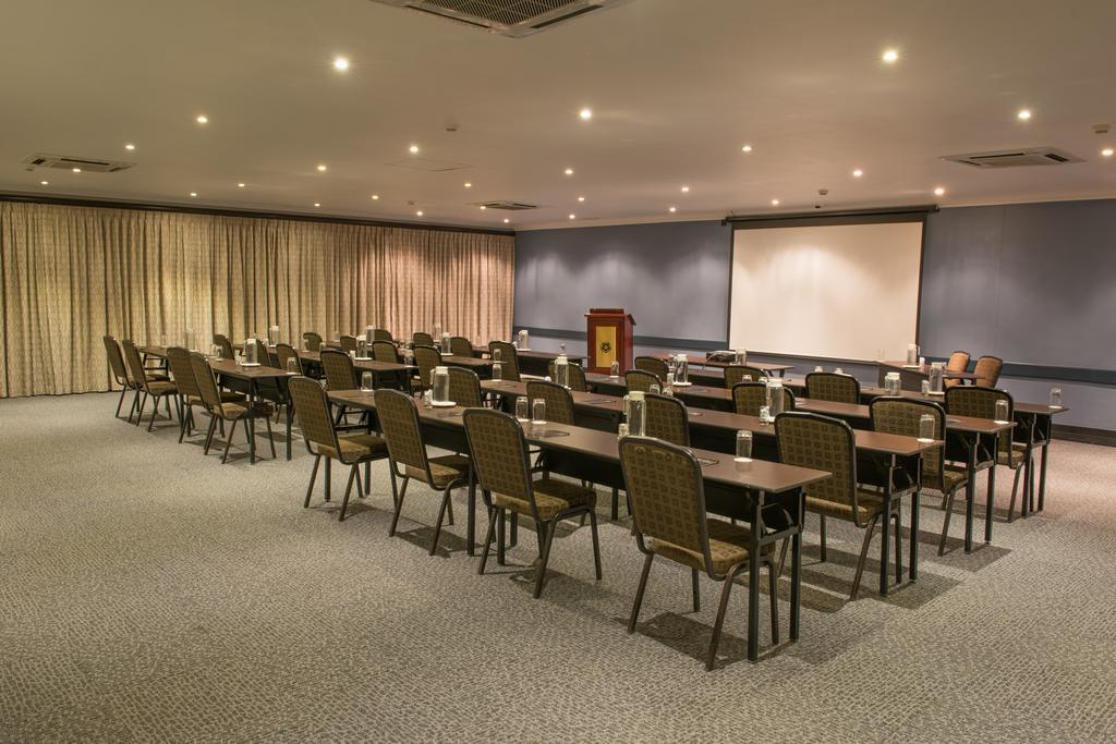 Peermont Mondior Hotel Габороне Экстерьер фото